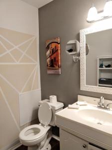 罗利Exclusive Townhome - Central Raleigh Location的一间带卫生间、水槽和镜子的浴室
