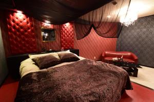 宇都宫Restay Koakuma (Adult Only)的一间卧室设有一张大床和红色的墙壁