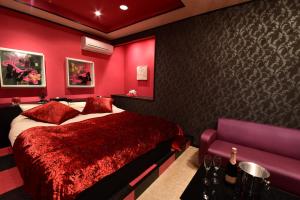 宇都宫Restay Koakuma (Adult Only)的红色卧室配有床和沙发