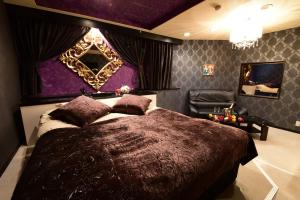 宇都宫Restay Koakuma (Adult Only)的一间卧室设有一张大床和紫色的墙壁