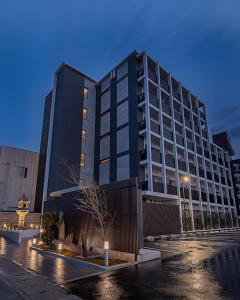 京都Zen Kyoto Apartment Hotel的停车场里的一个大型建筑