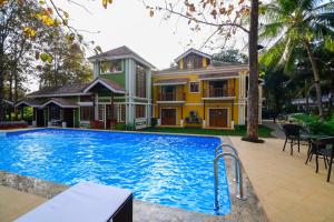 坎多林The Amrit Goa的房屋前有游泳池的房子