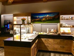 贝希特斯加登Alpenhotel Weiherbach Berchtesgaden Hallenbad und Sauna的厨房配有带食物的柜台