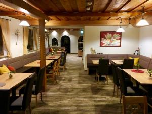 贝希特斯加登Alpenhotel Weiherbach Berchtesgaden Hallenbad und Sauna的用餐室配有木桌和椅子