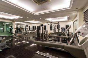 芭堤雅市中心Beautiful Apartment D6 Central Pattaya的健身房拥有许多跑步机和机器