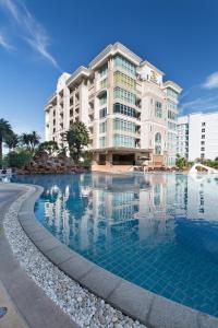芭堤雅市中心Beautiful Apartment D6 Central Pattaya的大楼前设有游泳池的酒店