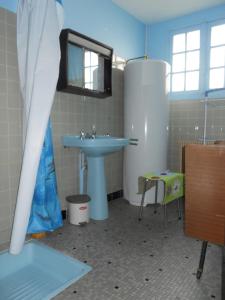 米尼赞海滩La palombe的浴室配有盥洗盆、镜子和盥洗盆