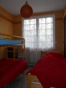 米尼赞海滩La palombe的一间卧室设有两张双层床和一扇窗户。
