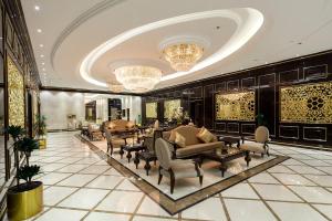 吉达西拉马尔酒店的大楼内一个带沙发和椅子的大堂
