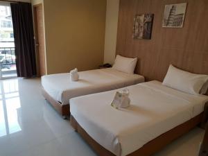 坤敬OMG酒店 的酒店客房设有两张床和窗户。