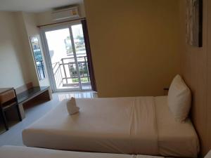 坤敬OMG酒店 的卧室配有白色的床和窗户