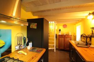 Civray-de-Tourainegîte papillon 4的厨房设有黄色的墙壁和木制台面