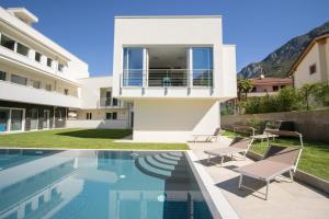 阿科Residenza Cinisca的一座带游泳池和房子的别墅