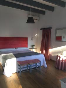 塔里法美佐德桑丘酒店的一间卧室配有一张大床和红色床头板