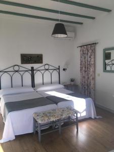 塔里法美佐德桑丘酒店的一间卧室配有两张床,内设长凳