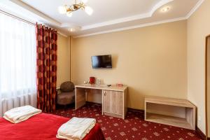 阿拉木图瑞尼奥兹力哈酒店的配有一张床和一张书桌的酒店客房