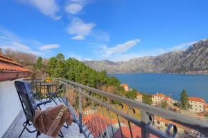 科托尔Apartment Mirjana的享有湖泊和山脉美景的阳台。