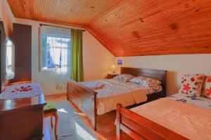 科托尔Apartment Mirjana的一间卧室设有两张床和窗户。