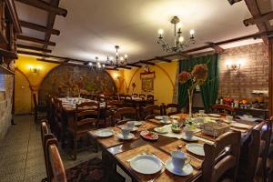 KujanPoziomka的用餐室配有木桌和椅子