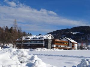 皮恩山口附近施皮塔尔Seminar- & Sporthotel Freunde der Natur的积雪堆积的雪地里的一个建筑物