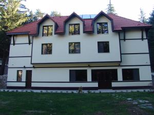 潘尼希特Villa Eva的白色房子,有红色屋顶