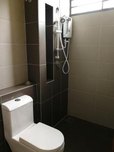 迪沙鲁Desaru Arcadia Semi D Rooms Rental Available的浴室配有白色卫生间和淋浴。