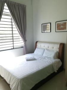 迪沙鲁Desaru Arcadia Semi D Rooms Rental Available的卧室配有白色的床和窗户