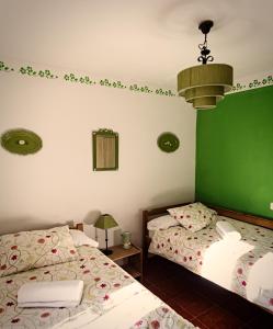Torremocha del CampoCasa Rural La Alegría de la Alcarria III的绿白色客房内的两张床