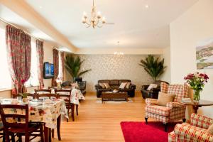 金瓦拉吉纳瓦酒店的客厅配有桌椅和沙发