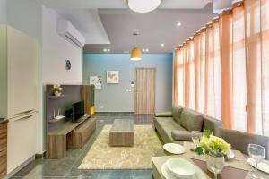 斯利马Chalet Apartments的带沙发和电视的客厅