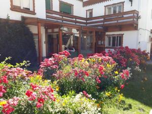 圣卡洛斯-德巴里洛切皮尤科酒店的一座房子前面的鲜花花园