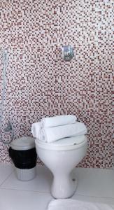 卡波布里奥Pousada Panceiro的浴室设有卫生间,配有毛巾。