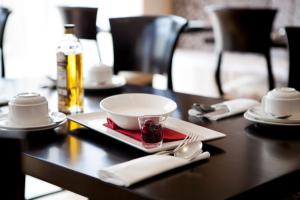 贝尔法斯特塔拉旅馆的一张桌子,上面有盘子,碗,玻璃