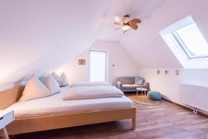 里格斯堡Winzer Suite - Weingut Dietl的一间卧室配有一张床和吊扇