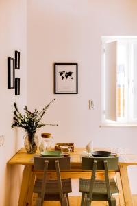 法鲁A Casa D'Amelie的一间带木桌和椅子的用餐室