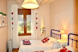 厄尔-汝姆披多Villa Miranda的一间卧室设有两张床和窗户。