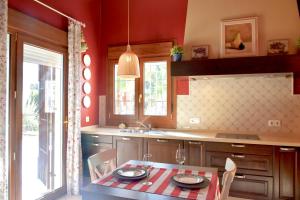 厄尔-汝姆披多Villa Miranda的厨房配有桌椅和水槽。