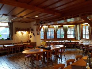 Gasthaus Dörsthof餐厅或其他用餐的地方