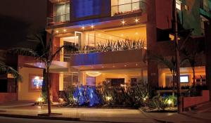 波哥大蓝套房酒店的一座建筑,在晚上有灯