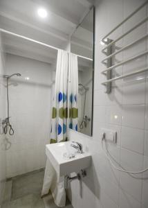 大里贝拉Quinta do Paraizo的白色的浴室设有水槽和镜子