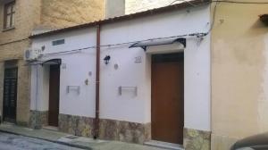 卡斯泰拉马莱Casa Azzurra的一条白色的建筑,在街上有两扇门