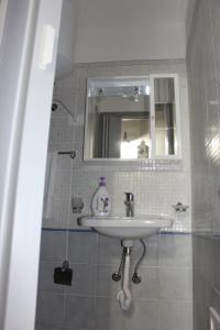 卡斯泰拉马莱Casa Azzurra的一间带水槽和镜子的浴室