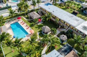 帕诺滩海洋经济度假酒店的享有带游泳池的度假村的空中景致