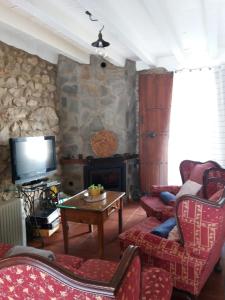 贝瑙卡斯纳尼度假屋的客厅设有壁炉和电视。