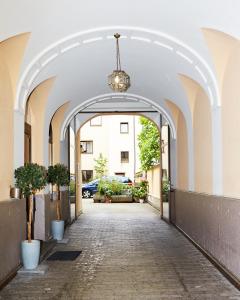 慕尼黑布伦霍夫酒店市中心店的走廊上设有种有盆栽植物的拱门