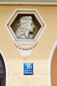 慕尼黑布伦霍夫酒店市中心店的建筑物一侧的女人雕像