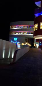 墨西哥城阿玛拉酒店的夜间有灯的建筑