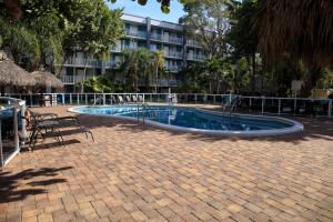 劳德代尔堡Fort Lauderdale Grand Hotel的大楼前的游泳池