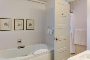 纳格斯黑德First Colony Inn的白色的浴室设有浴缸和水槽。