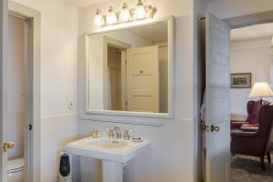 纳格斯黑德First Colony Inn的一间带水槽和镜子的浴室